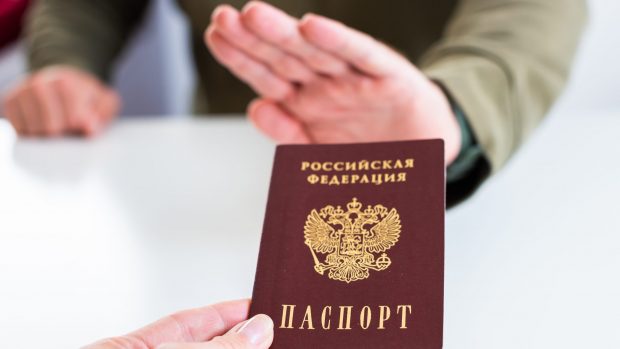Teroare și rusificare, pilonii administrației Moscovei din regiunile ocupate. Oficial ucrainean: „Refuzul de a lua pașaportul rusesc poate duce la pierderea proprietății sau chiar la deportare”  INTERVIU