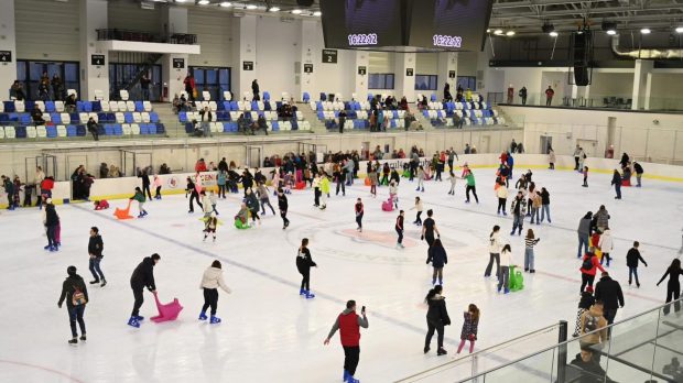 Intrare gratuită la patinoarul Berceni Arena din București. Programul pentru public în perioada 17-22 decembrie 2024