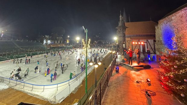 Patinoarul în aer liber, atracție în Brașov. Care sunt tarifele