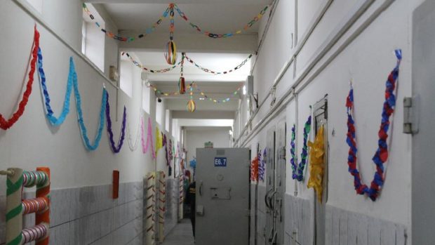 Deținuții din Penitenciarul Oradea au împodobit holurile închisorii cu ornamente create de ei și au cântat colinde de Crăciun