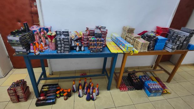 Polițiștii din Craiova au confiscat 100 de kilograme de petarde și artificii
