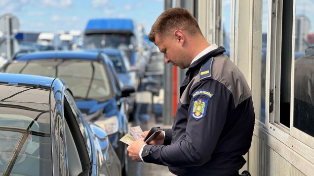În clipa când se anunța intrarea României în Schengen erau cozi de două ore la vămile cu Ungaria, pentru camioane