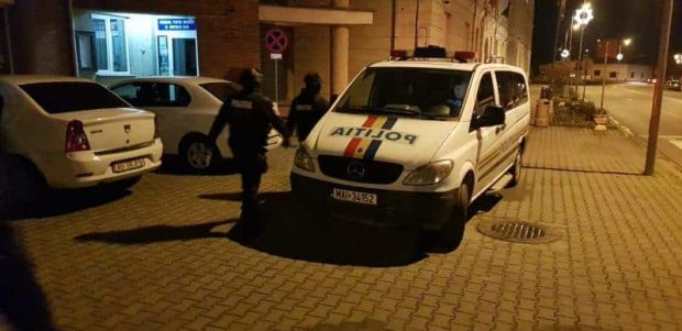Un bărbat și iubita lui, bătuți la Târgul de Crăciun din Mioveni. Scandalul a pornit după ce fosta cumnată l-a acuzat de infidelitate