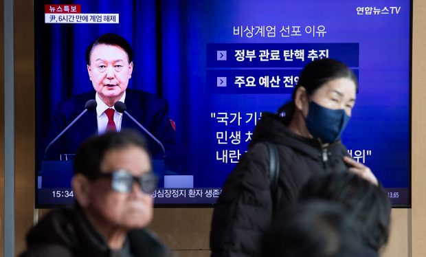 Coreea de Sud, în criză politică. Pariul preşedintelui Yoon Suk Yeol privind legea marţială s-a întors împotriva sa. Oamenii cer să fie arestat