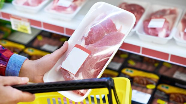 ANPC, recomandări pentru cumpărarea produselor din carne. „Este esenţial să verificaţi cu atenţie eticheta, să observaţi aspectul şi mirosul produselor”