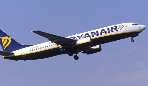 Aterizare de urgență. O pasageră agresivă trage de păr o stewardesă în avion