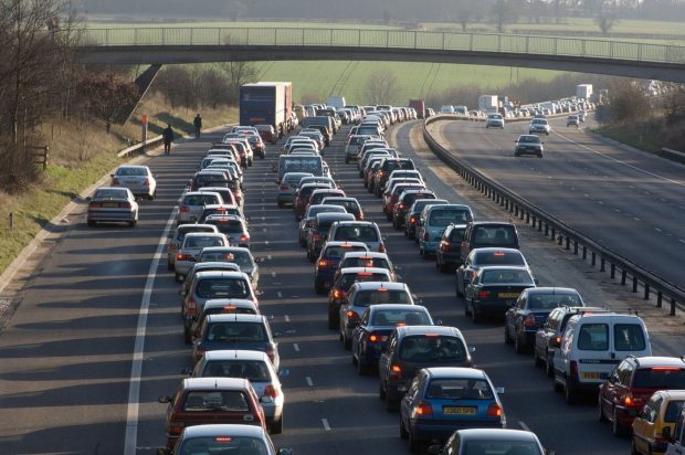 Trucul simplu care te ajută să economisești benzină sau motorină când mergi cu mașina. Sfatul experților pentru a reduce consumul de combustibil cu 10%