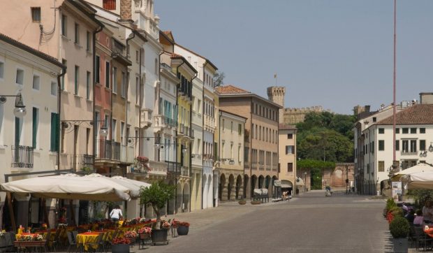 Un cuplu de romi a închiriat patru zile un apartament pe Booking, apoi și-au chemat rudele, dau petreceri zi de zi și nu mai vor să plece
