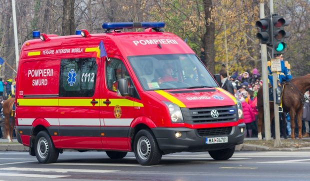 Un bărbat de 30 de ani, care a căzut de la etajul 8 al unui bloc, s-a înfipt într-o țeavă și a fost dus la Urgență | Video