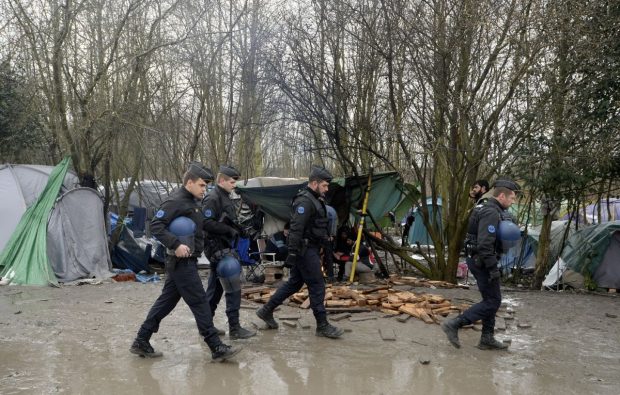 Atac armat într-o tabără de migranți din Franța. Cinci persoane au fost împușcate mortal, iar suspectul s-a predat