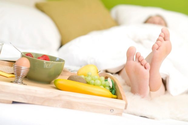 Alimente care te ajută să dormi mai bine. Ce e indicat să mănânci seara