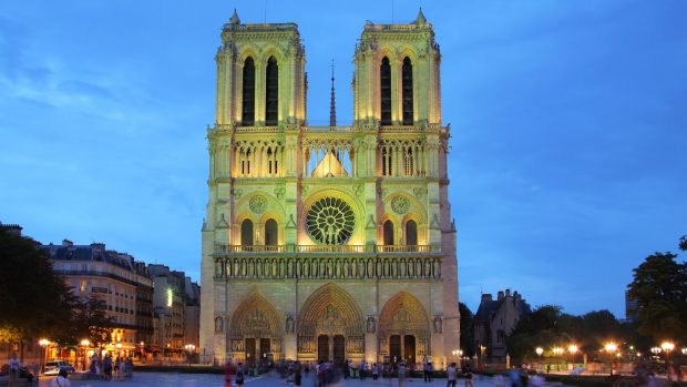 Arhiepiscopul Parisului a oficiat prima liturghie după redeschiderea catedralei Notre-Dame. 2.500 de persoane au participat la slujbă