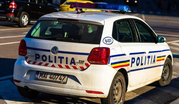 Cadru didactic bătut de rudele unui elev în fața unei școli din Timiș. Agresorii au fost reținuți de autorități | VIDEO