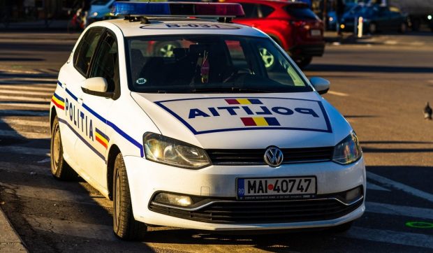 Zeci de mașini, vandalizate într-o singură noapte în Cluj. Poliția caută făptașii | Video