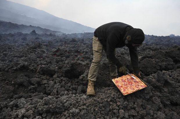 „Cea mai periculoasă pizza din lume”, făcută pe un vulcan activ, în Guatemala