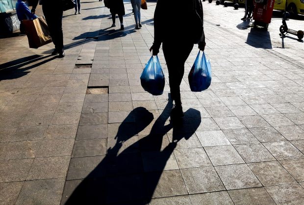 Cum să te vindeci de trauma cetățeanului înșelat, urmând o terapie feroce de shopping
