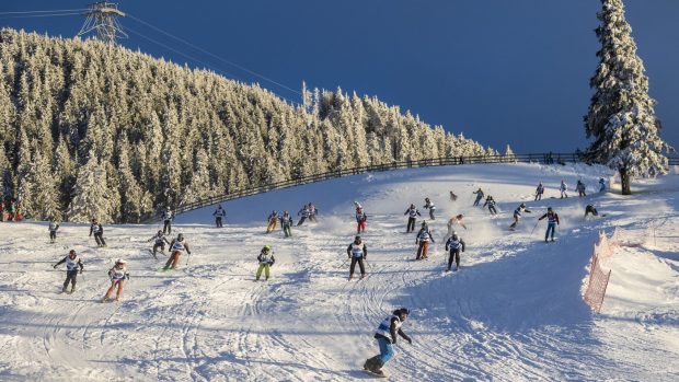 S-a deschis sezonul de schi în Poiana Brașov. Tarifele pentru transportul pe cablu sunt mai mari cu 7% comparativ cu 2023