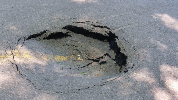 Asfaltul turnat pe străzile din Constanța a început să se surpe la mai puțin de o lună după finalizarea lucrărilor