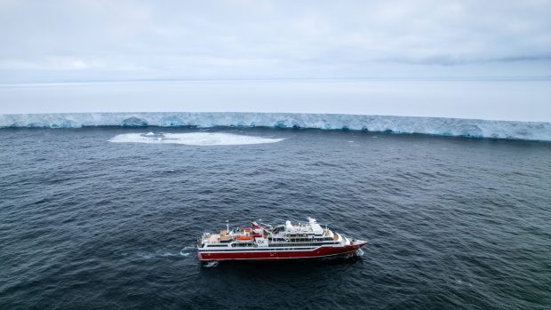 Cel mai mare aisberg din lume, de două ori cât Londra, ar putea lovi o insulă din Atlanticul de Sud