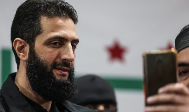 Abu Muhammad Al-Jolani, liderul rebel care conduce lupta împotriva lui Bashar Al-Assad. A crescut în Al-Qaeda și și-a fondat propria armată
