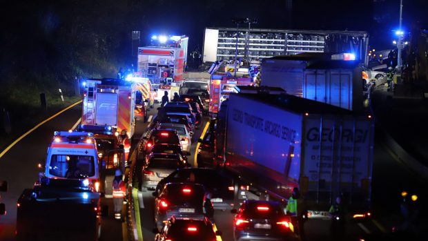 Pagubele produse de șoferul de tir care a lovit 50 de mașini pe autostradă, în Germania, sunt de aproape 2 milioane de euro: „Suferă de psihoză acută”