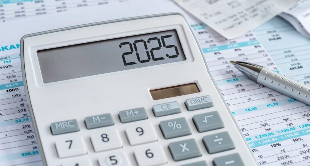 „Ordonanța trenuleț” aduce tăieri bugetare în 2025. Salariile, beneficiile, angajările și concediile medicale vor fi afectate
