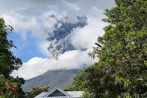 Vulcanul Kanlaon din Filipine a erupt, aruncând cenușă la sute de metri în aer. Peste 54.000 de oameni au fost evacuați | VIDEO