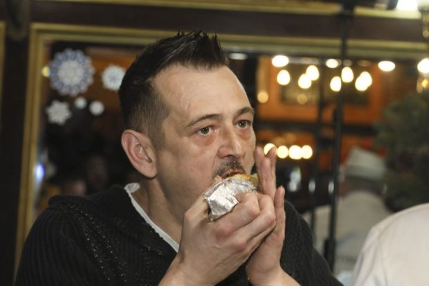 Record mondial la mâncat plăcintă cu carne și cartofi. Cartonașe roșii pentru concurenții care nu au ținut ritmul