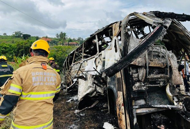 38 de oameni au murit într-un autocar peste care a căzut dintr-o basculantă un bloc de granit, pe o șosea din Brazilia