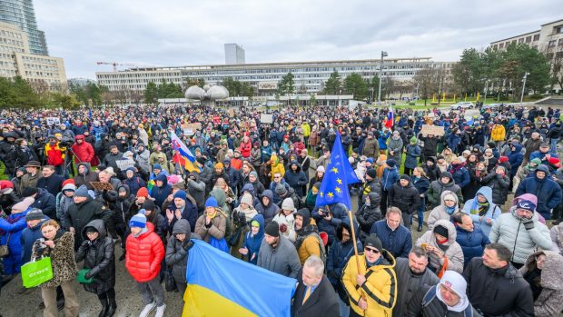 Mii de oameni au protestat în Bratislava, după ce premierul Robert Fico s-a întâlnit cu Vladimir Putin: „Gata cu Rusia”
