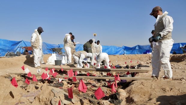 Autoritățile din Irak au descoperit o groapă comună din timpul regimului Hussein. Rămășițele a 100 de femei și copii au fost exhumate
