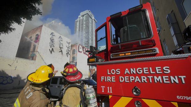 Un incendiu masiv a mistuit Hotelul Morrison din Los Angeles, făcut celebru de albumul trupei The Doors 