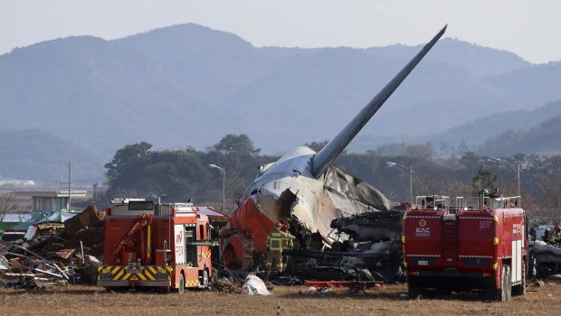 Momentul în care avionul sud-coreean aterizează „pe burtă”, se izbește de un zid și ia foc
