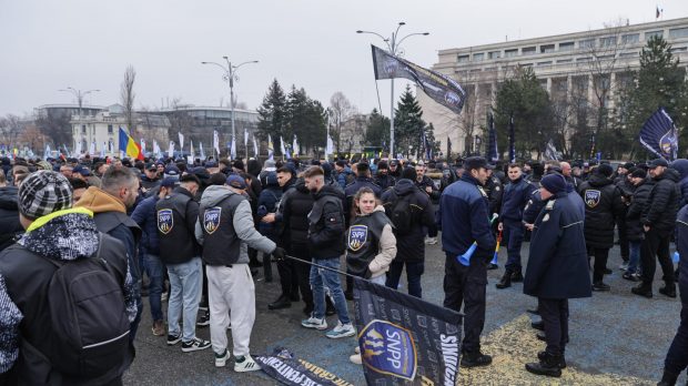 Protest în Piața Victoriei al sindicatelor din penitenciare faţă de Ordonanţa „trenuleţ”: „Guvernul nu îngheaţă salariile, ci le taie”