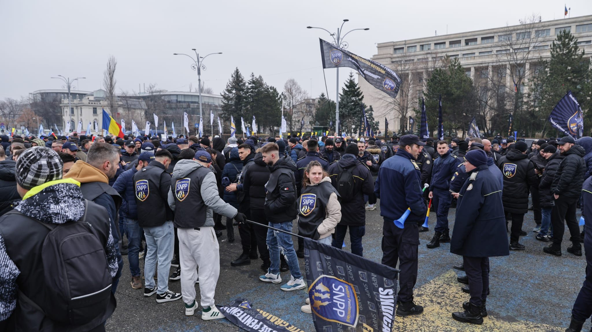 Protest în Piața Victoriei al sindicatelor din penitenciare faţă de Ordonanţa „trenuleţ”: „Guvernul nu îngheaţă salariile, ci le taie”