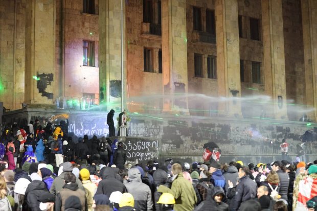 Situaţia din Georgia se agravează, unde protestele se extind: ciocniri între manifestanți și polițiști | VIDEO