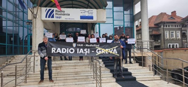 Continuă protestele la Radio Iași: angajații cer contract colectiv de muncă și acuză conducerea națională că pierde banii din rectificarea bugetară