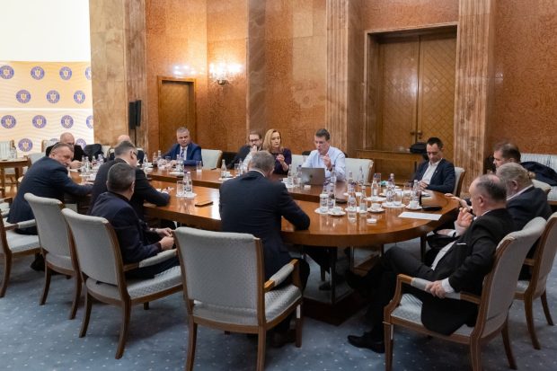 Decizia PSD-PNL-UDMR, fără USR: impozitarea marilor averi, reducerea taxelor și impozitelor pe muncă și cota unică. Cum arată programul de guvernare