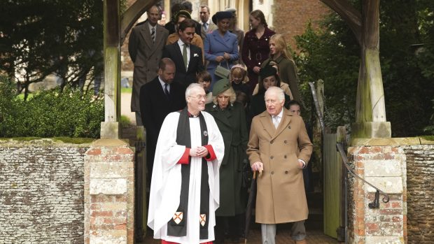 Crăciunul în familia regală britanică. Membrii familiei regale au participat la slujba de la Sandringham | VIDEO