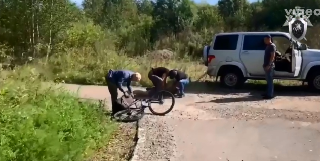 Un rus a primit 3 ani de închisoare pentru că a rupt afișele cu anunțuri de recrutare. I-au confiscat și bicicleta, „instrument pentru comiterea infracțiunii”