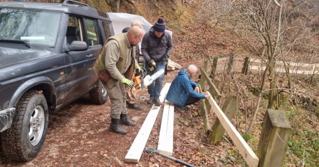 Balustradele de pe Drumul Vechi spre Poiana Brașov au fost reparate de voluntari și membri ai galeriei echipei de hochei Corona Brașov