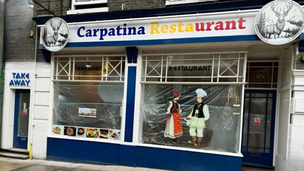 O româncă își vinde restaurantul deschis de doar două luni într-un oraș englezesc: „Ne-am chinuit”