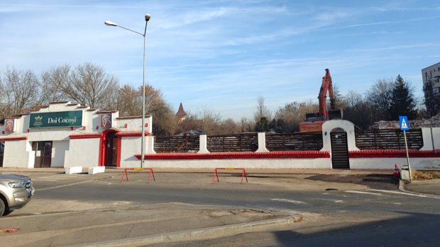 Restaurantul „Doi Cocoși” din București, demolat pentru a face loc unor blocuri | VIDEO