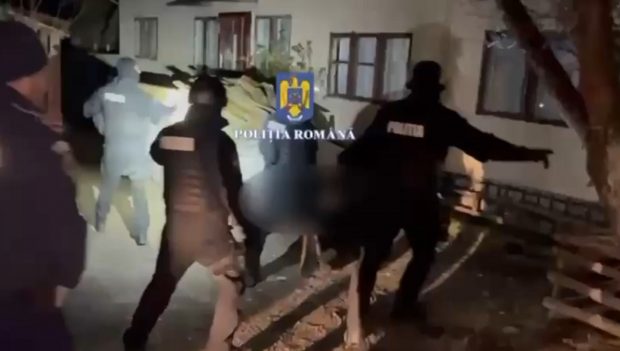 Polițiștii l-au găsit pe bărbatul din Rucăr care a postat mesajul „Asta e soluția”, lângă o poză cu o armă de foc, și au trimis mascații la el acasă