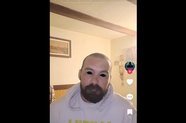 Bărbat din Prahova ridicat de polițiști după ce a făcut declarații antisemite pe TikTok
