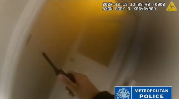 Momentul în care un polițist britanic intră într-o clădire în flăcări pentru a-i salva pe locatari 