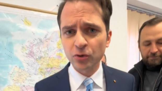 Călin Georgescu, ironizat într-un video viral pe TikTok, platforma care l-a făcut celebru: „Decât să bei gaz, mai bine să ai gaz. Domnul Kremlin Georgescu i-a speriat pe români” | VIDEO