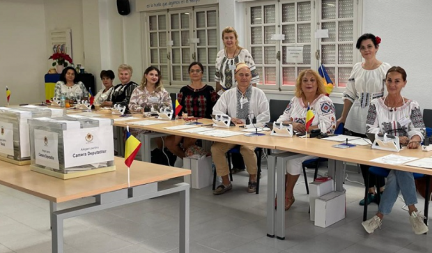 Membrii secției de votare din Tenerife s-au îmbrăcat în costume naționale: „Românii sunt foarte relaxați”