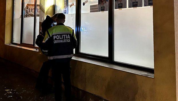 Sediul de campanie al USR Maramureș, vandalizat. Candele la intrare, poliția face cercetări
