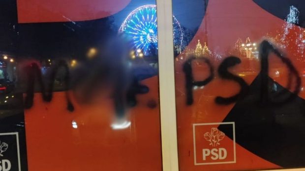 Sediul PSD din Ploiești, vandalizat. O femeie şi un bărbat, amendaţi și cercetaţi penal pentru distrugere